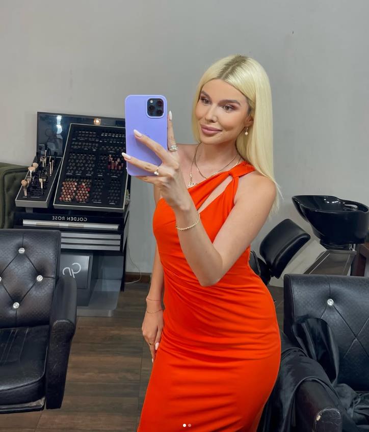 Voditeljka Maša Zipovski u crvenoj izazovnoj haljini.jpg