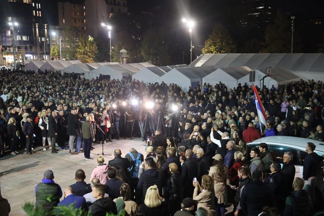 Вечерас сам испред Народне скупштине дочекао нашег хероја Милана Богдановића.После рањавања и те (13).jpg