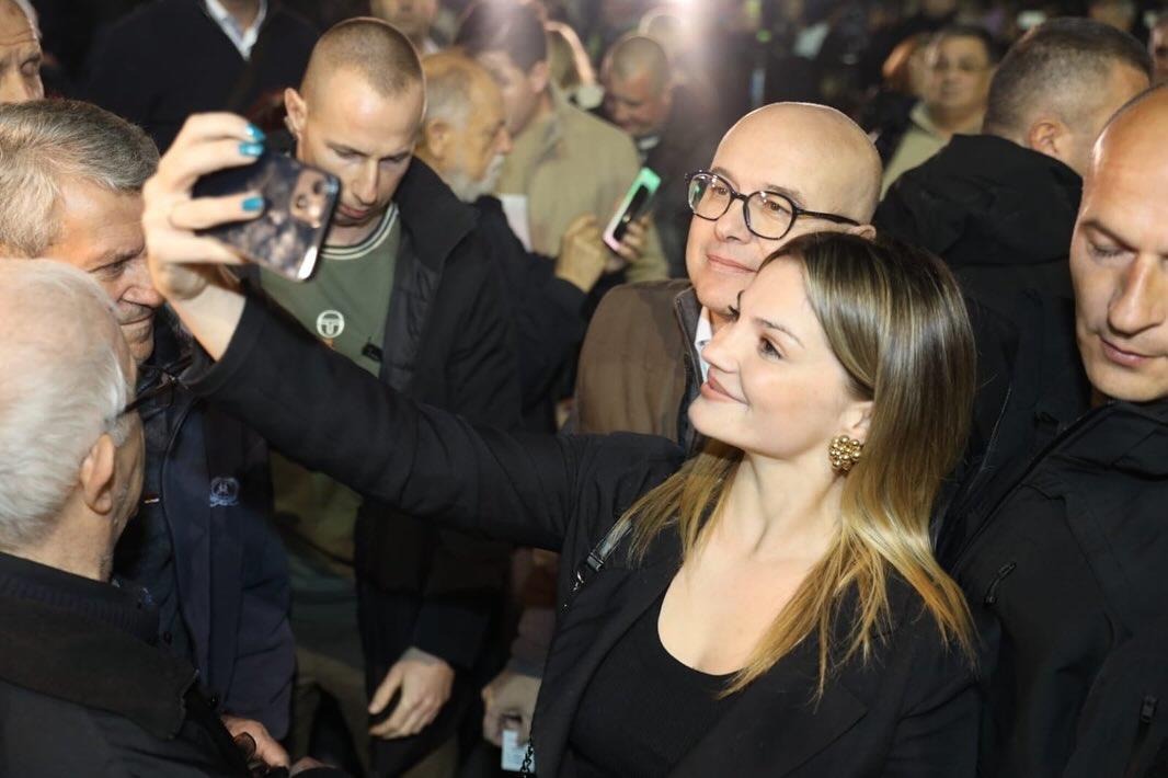 Вечерас сам испред Народне скупштине дочекао нашег хероја Милана Богдановића.После рањавања и те (10).jpg