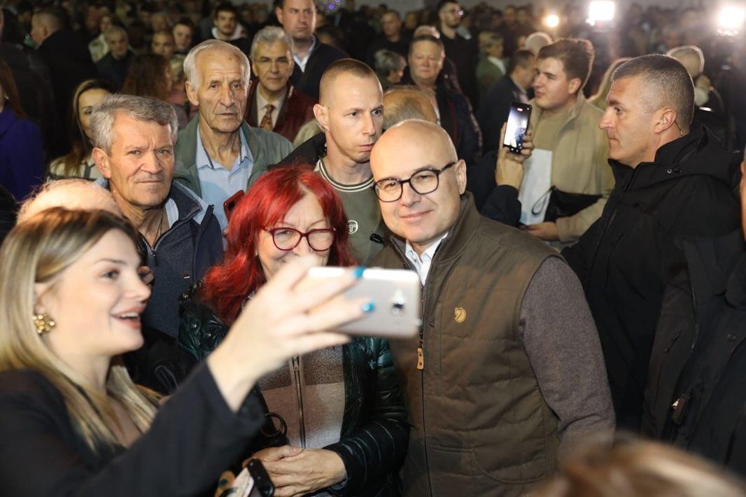 Вечерас сам испред Народне скупштине дочекао нашег хероја Милана Богдановића.После рањавања и те (7).jpg