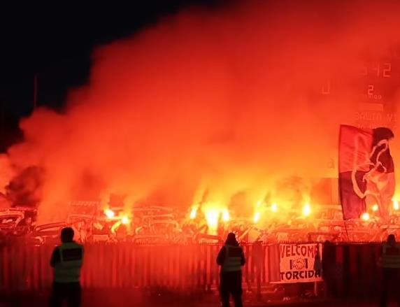 Navijači Hajduka na utakmici protiv Cibalije
