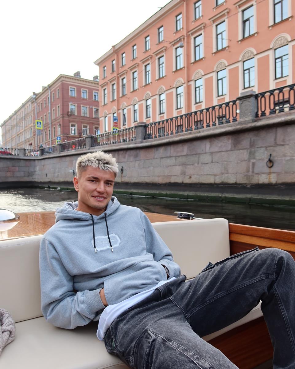 Andrej Mostovoj krstari rekom Nevom u Sankt Peterburgu