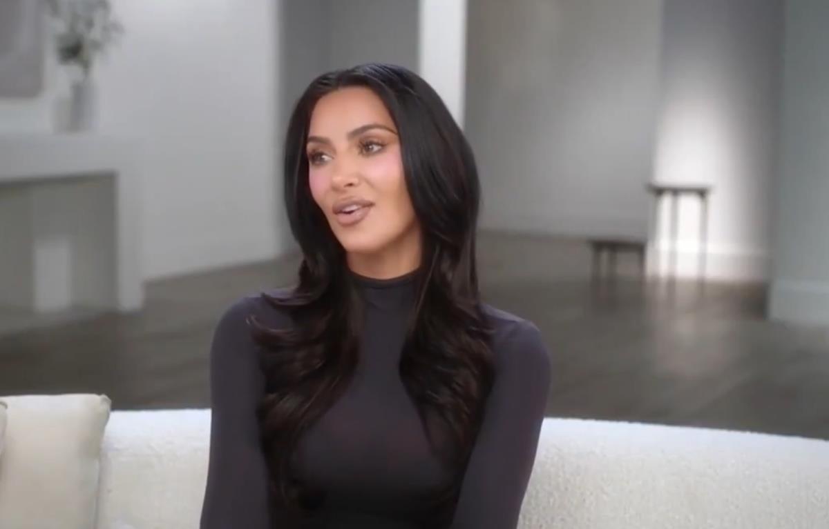 Kim Kardašijan u crnoj rolci