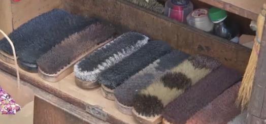 Čišćenje cipela na ulici