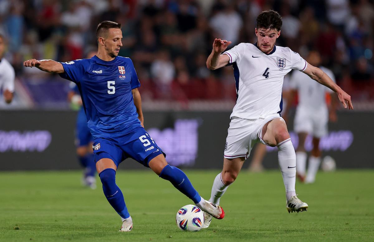 Nemanja Maksimović na meču protiv Engleske, u duelu sa Deklanom Rajsom