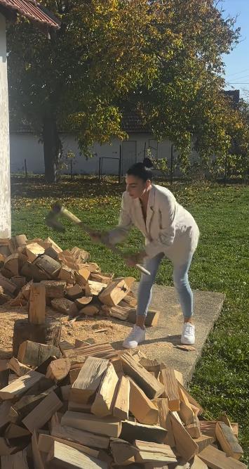Mia Borisavljević cepa drva