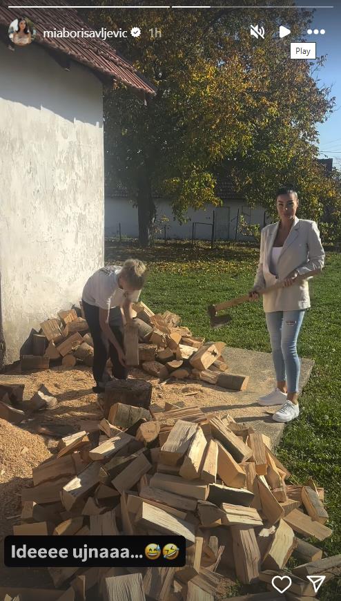 Mia Borisavljević cepa drva
