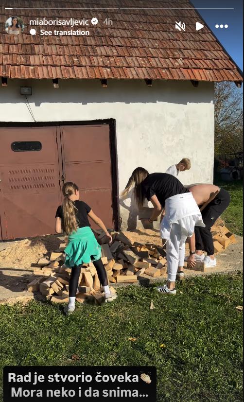 Mia Borisavljević cepa drva