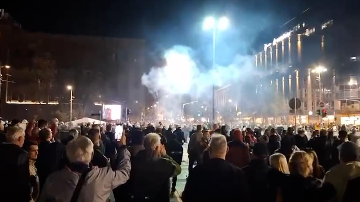Protest ispred skupštine