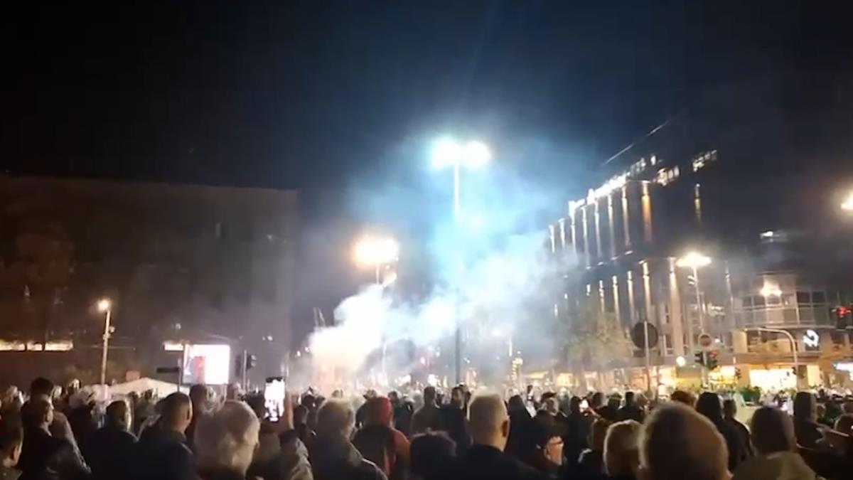 Protest ispred skupštine