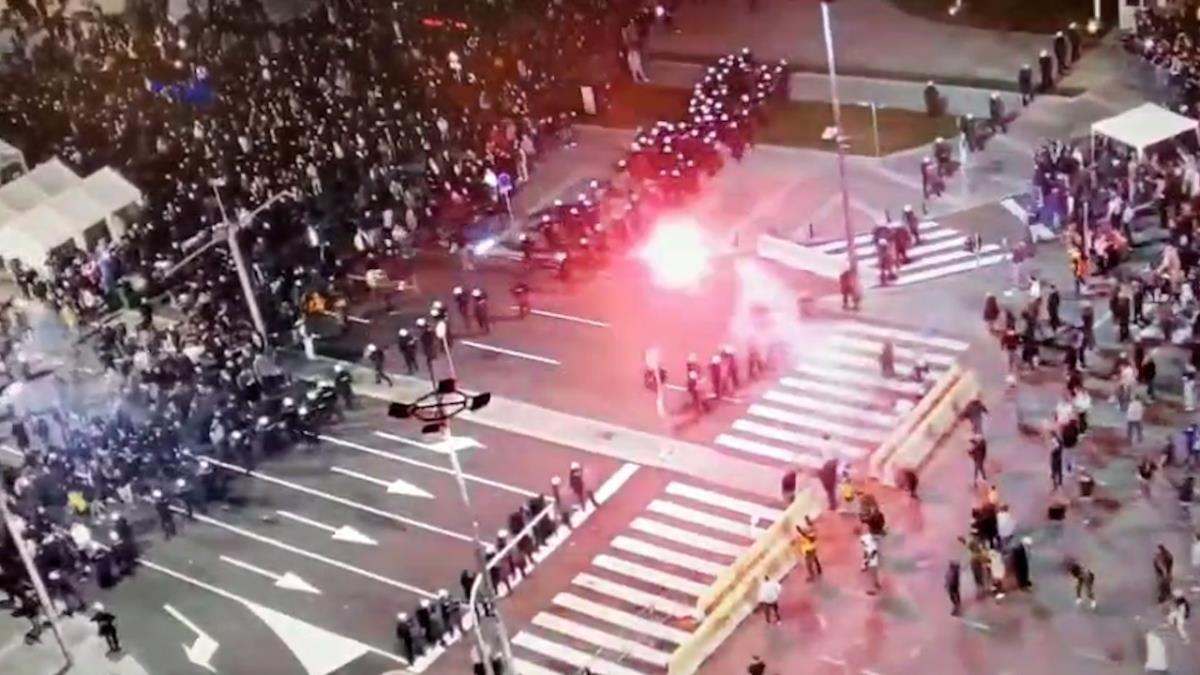 Baklje ispred skupštine