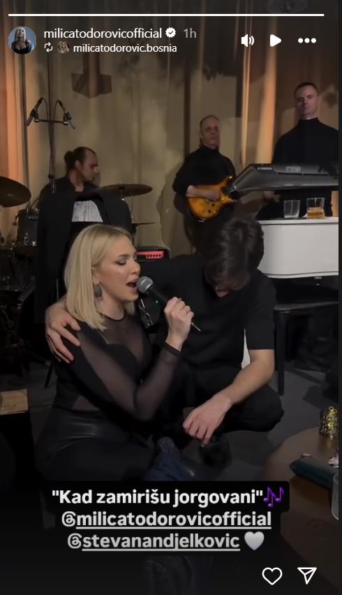 Milica Todorović trudna peva u klubu