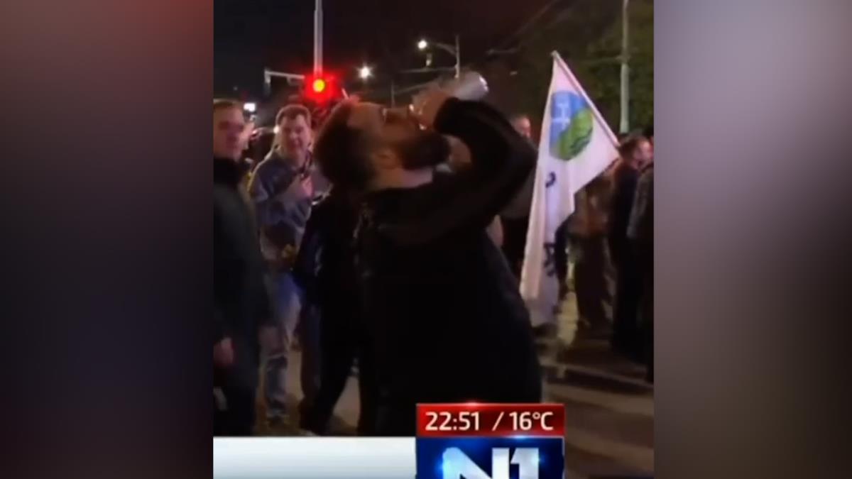 Blokaderi piju pivo ispred skupštine