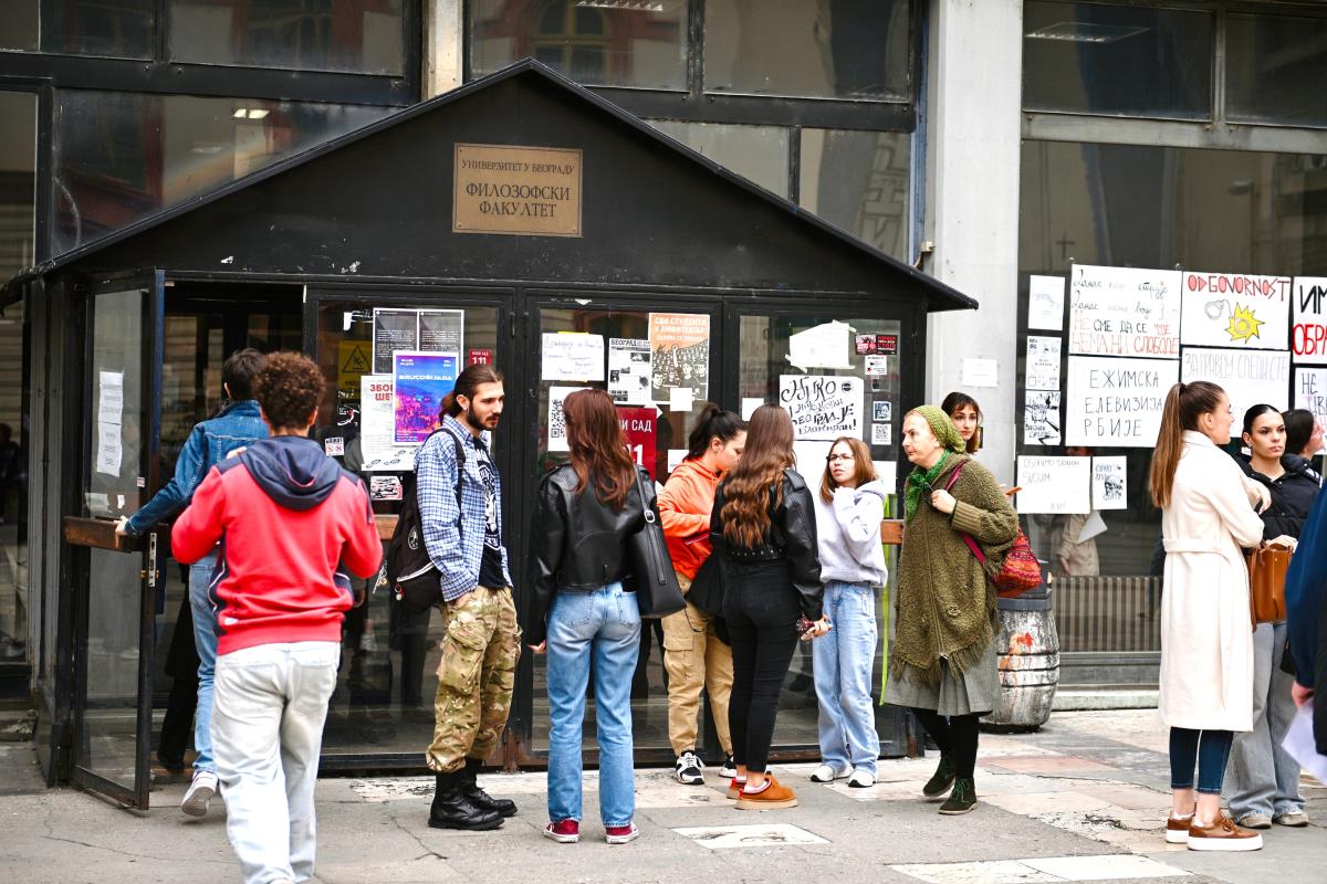 Studenti ispred filozofskog fakulteta u Beogradu
