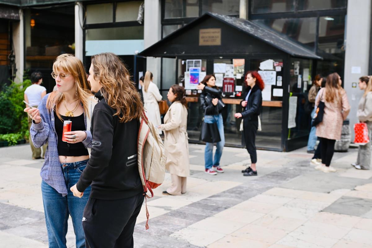 Studenti ispred filozofskog fakulteta u Beogradu