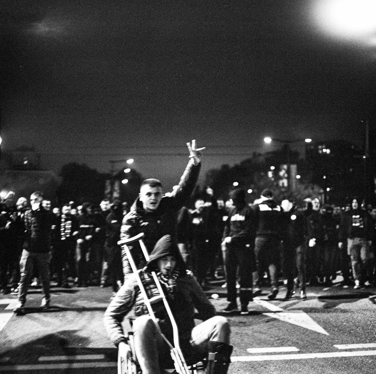 Momak gura druga u invalidskim kolicima