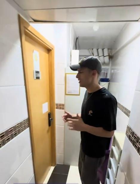 momak stoji isped vrata