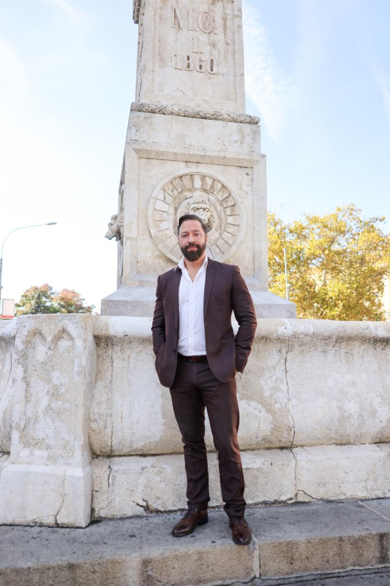 Ali Fenik ispred hotela Moskva u Beogradu