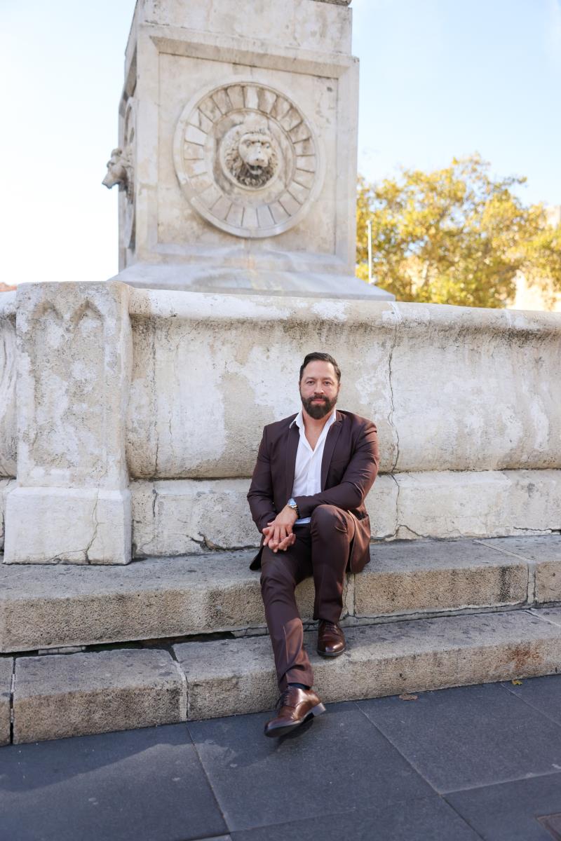 Ali Fenik ispred hotela Moskva u Beogradu