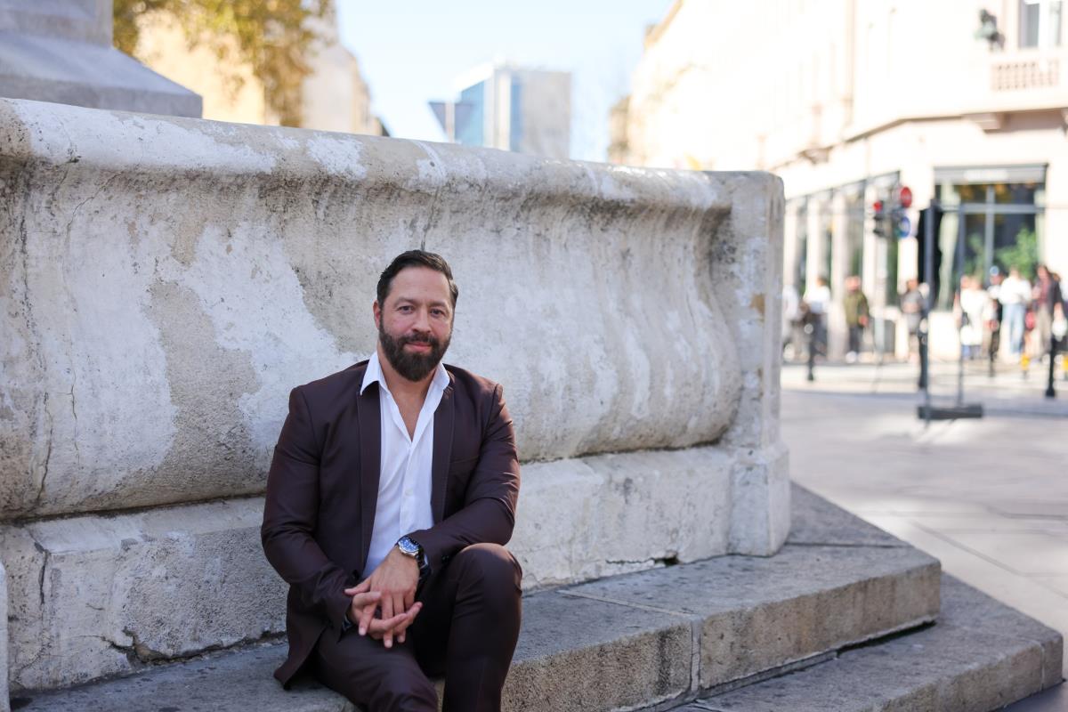 Ali Fenik ispred hotela Moskva u Beogradu