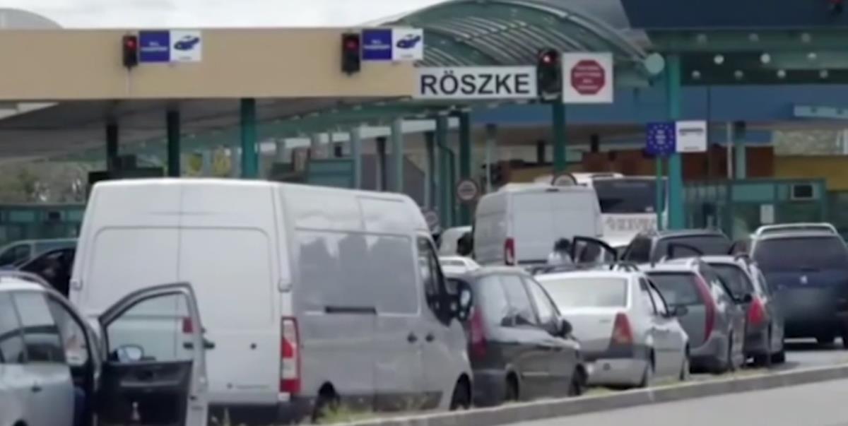 Vozila čekaju u redu na Graničnom prelazu Horgoš