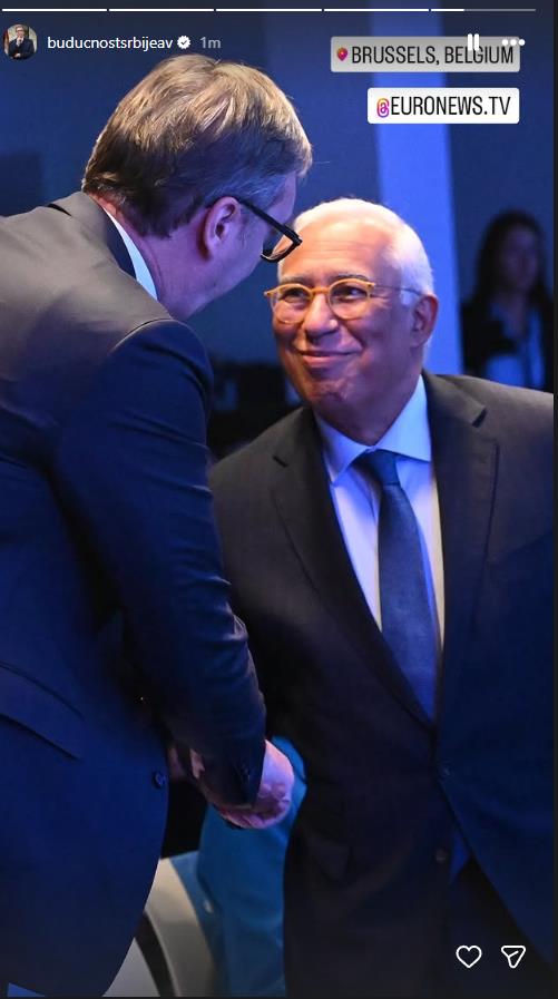 Aleksandar Vučić se rukuje