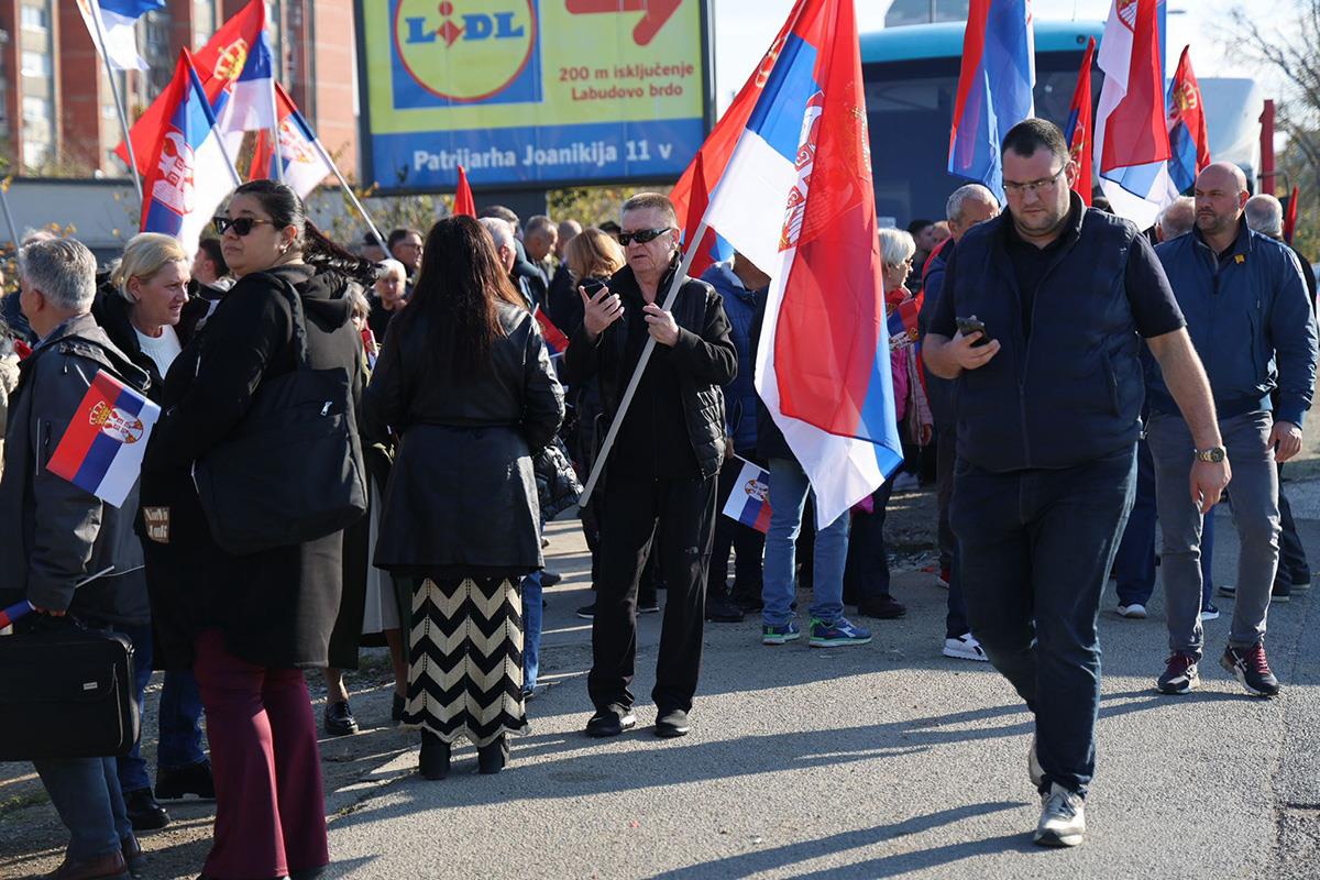 Doček za Srbe sa KiM ispred Skupštine