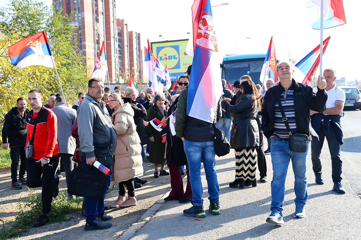 Doček za Srbe sa KiM ispred Skupštine