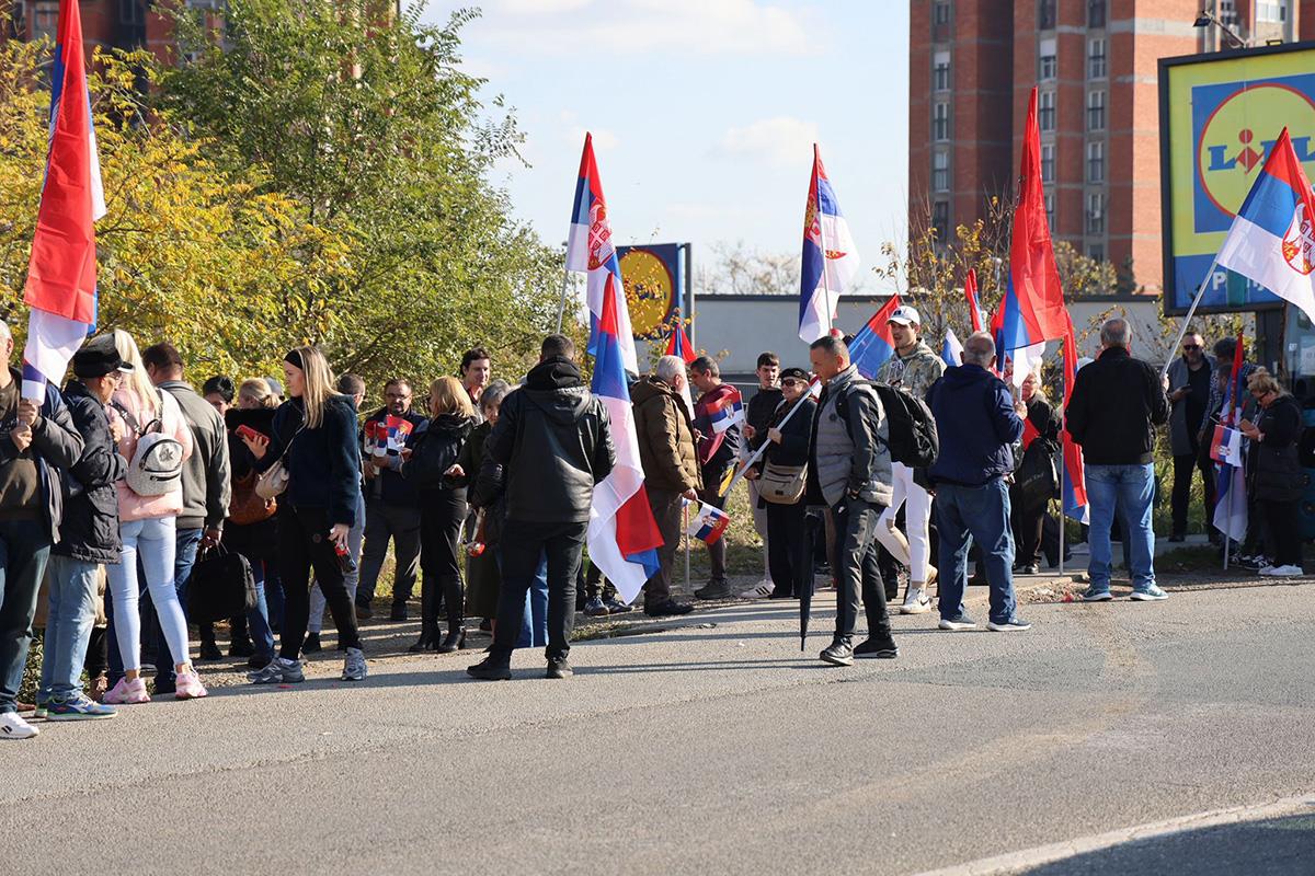 Doček za Srbe sa KiM ispred Skupštine
