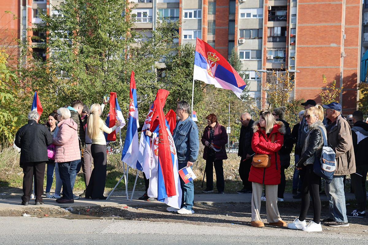 Doček za Srbe sa KiM ispred Skupštine