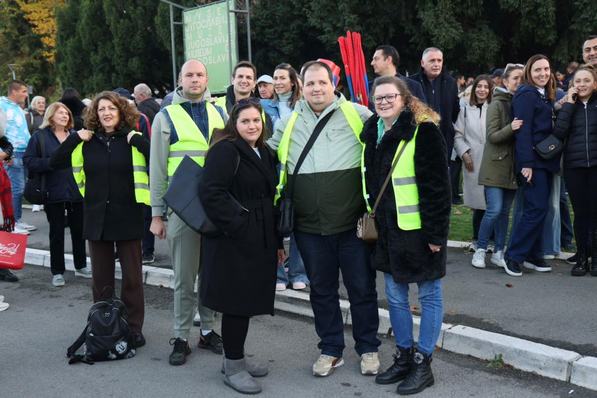 Podrška ispred kuće cveća