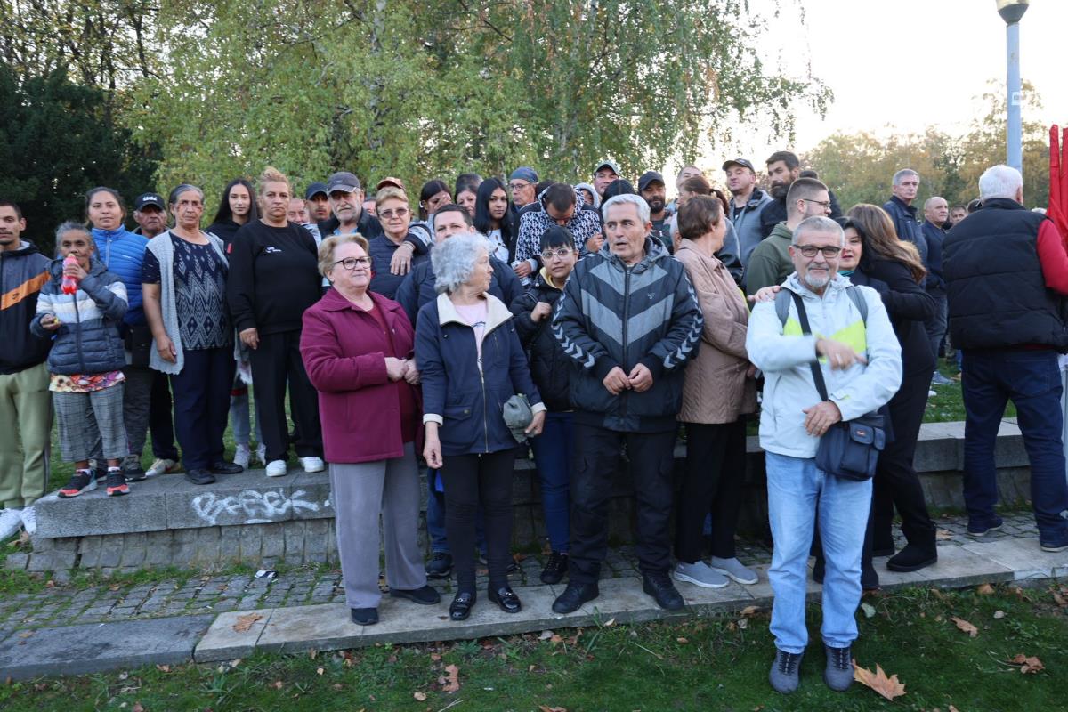 Podrška ispred kuće cveća