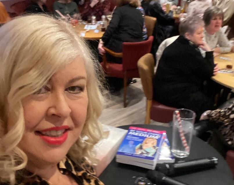 Džejn Doson na potpisivanju svoje knjige.jpg