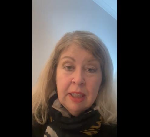 Džejn Doson sa šalom, krupan kadar.jpg