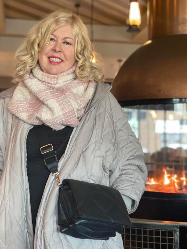 Džejn Doson u sivoj zimskoj jakni.jpg