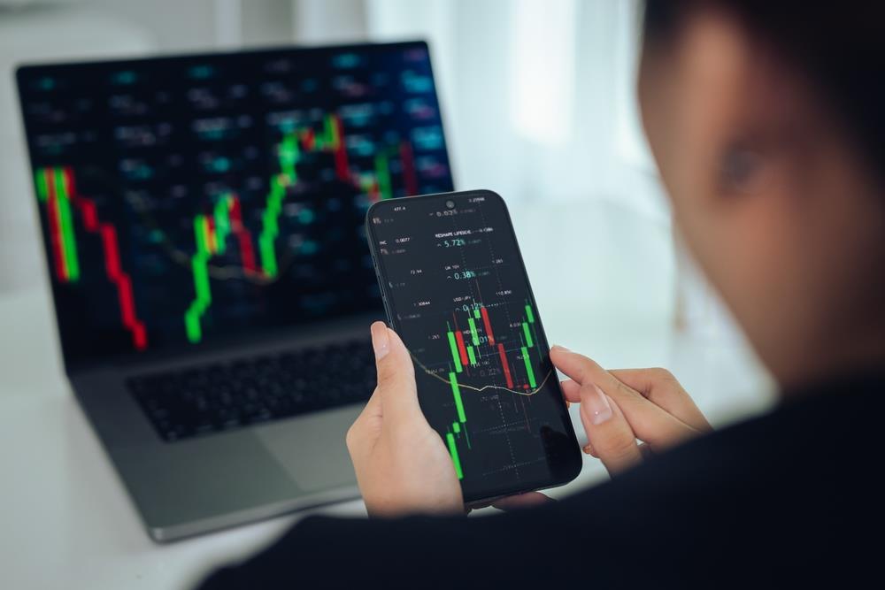 gledanje berzanskih akcija na mobilnom telefonu i laptopu