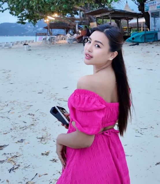 Ana Darla u rozoj haljini na plaži.jpg