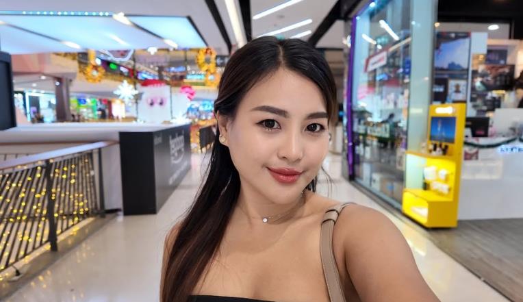 Ana Darla u tržnom centru.jpg