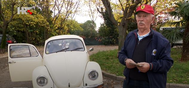 Vlado Berić stoji kraj bele Bube.jpg