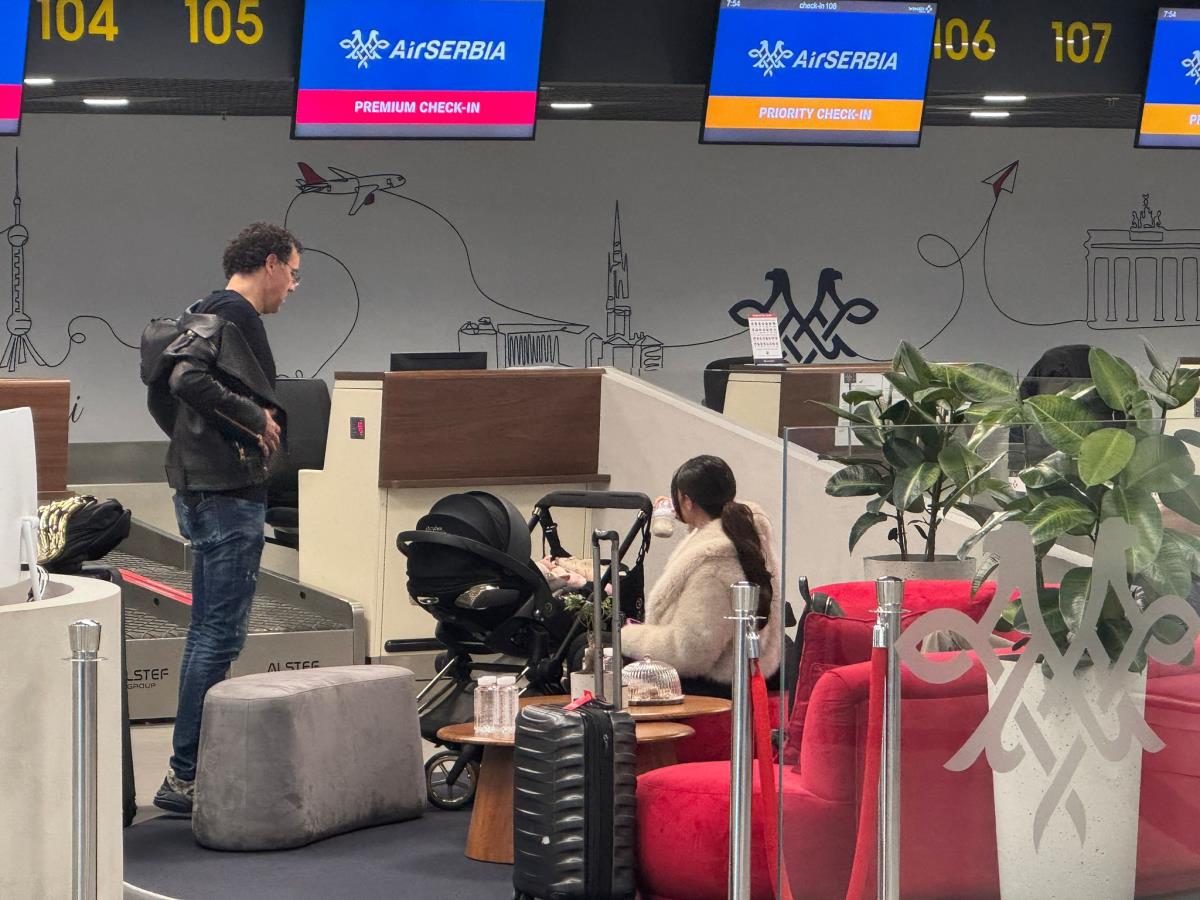 Azra sa suprugom i ćerkom na aerodromu