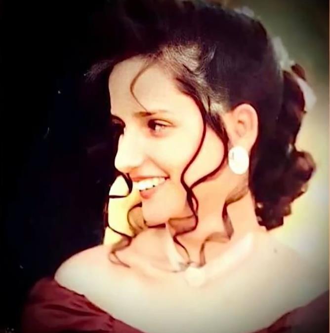 Gordana Kotevski u svečanoj crvenoj haljini.jpg