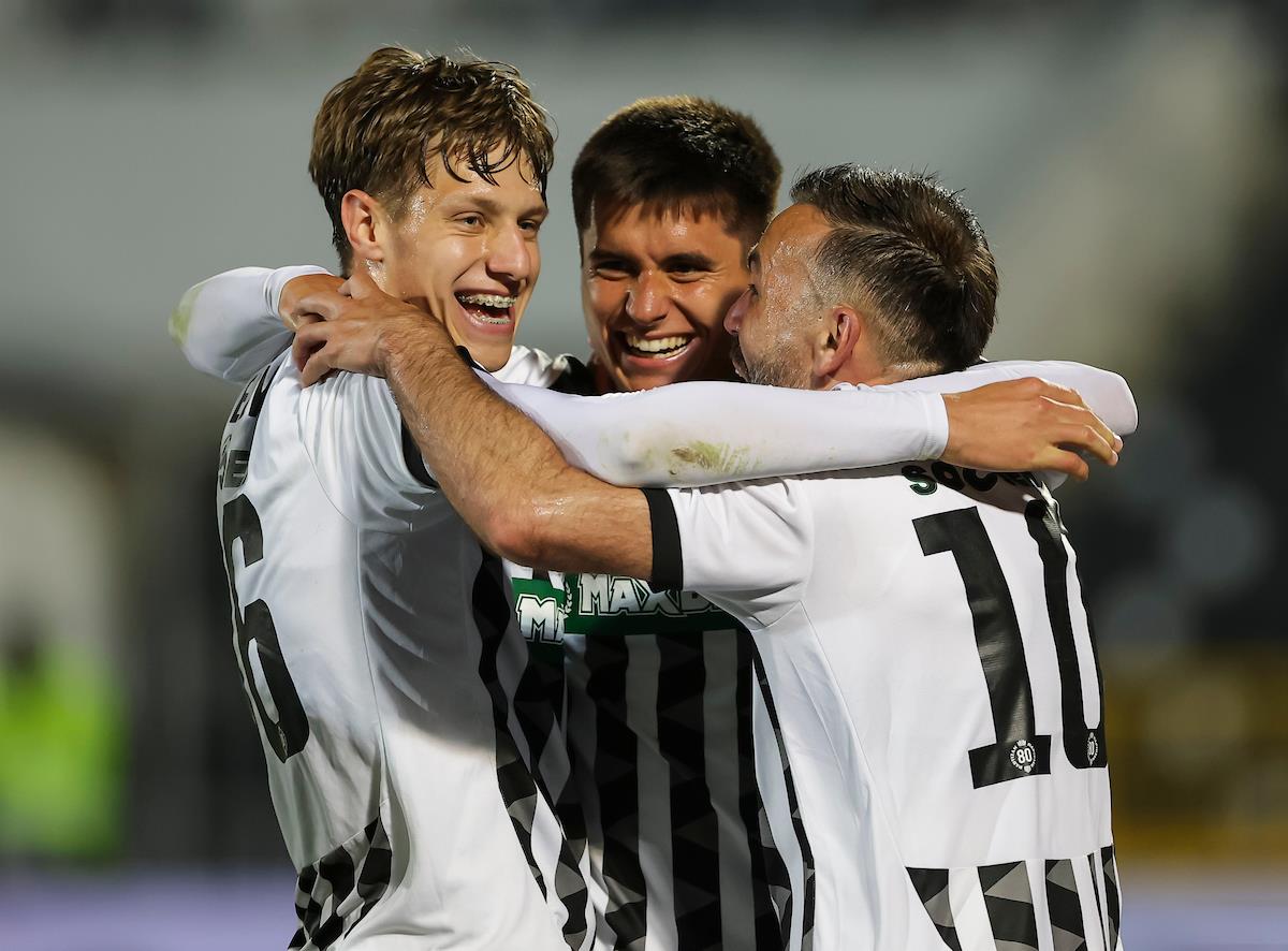 Ognjen Ugrešić, Vanja Dragojević i Bibars Natho slave gol Partizana