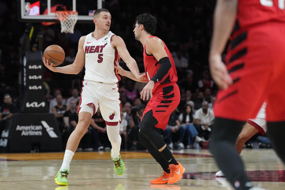 Nikola Jović na meču Majami - Portland