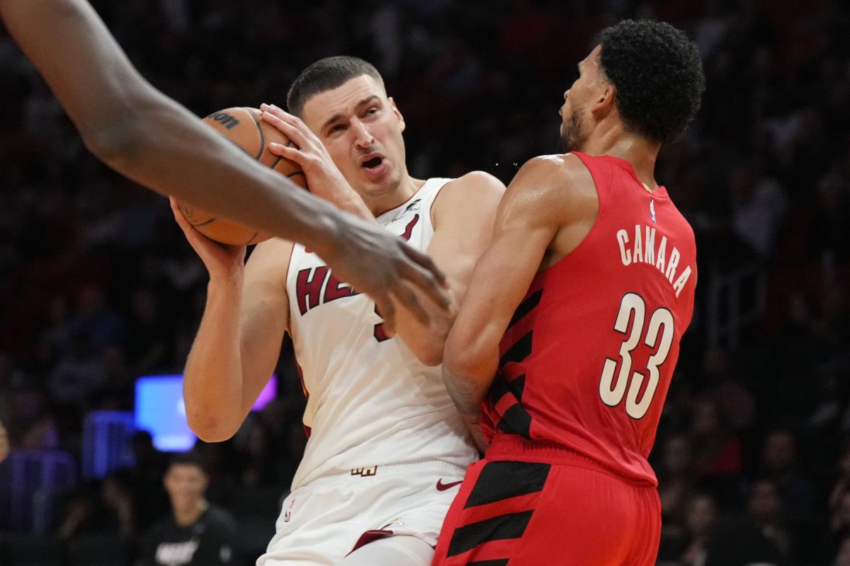 Nikola Jović na meču Majami - Portland