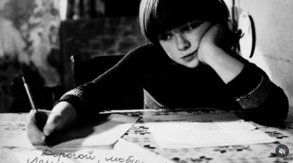 Nika Turbina piše, crno bela fotografija.jpg