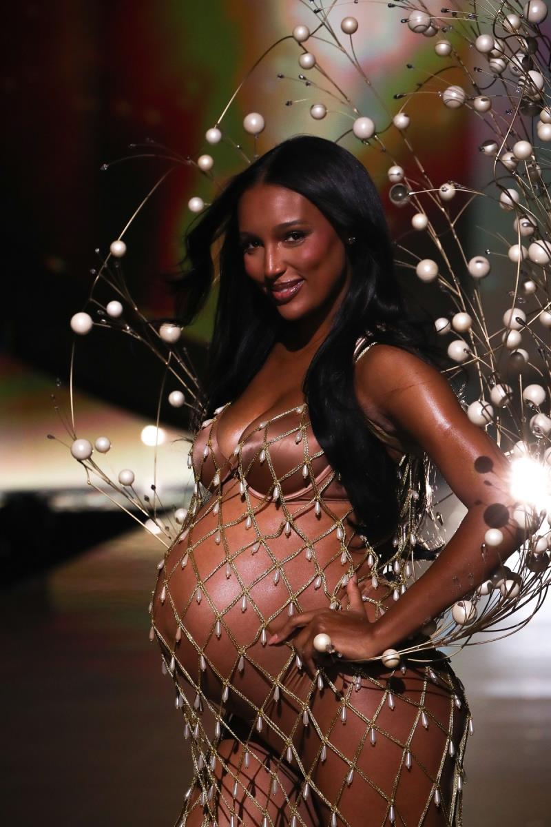 Džasmin Tuks na reviji Victoria's Secret 2025.