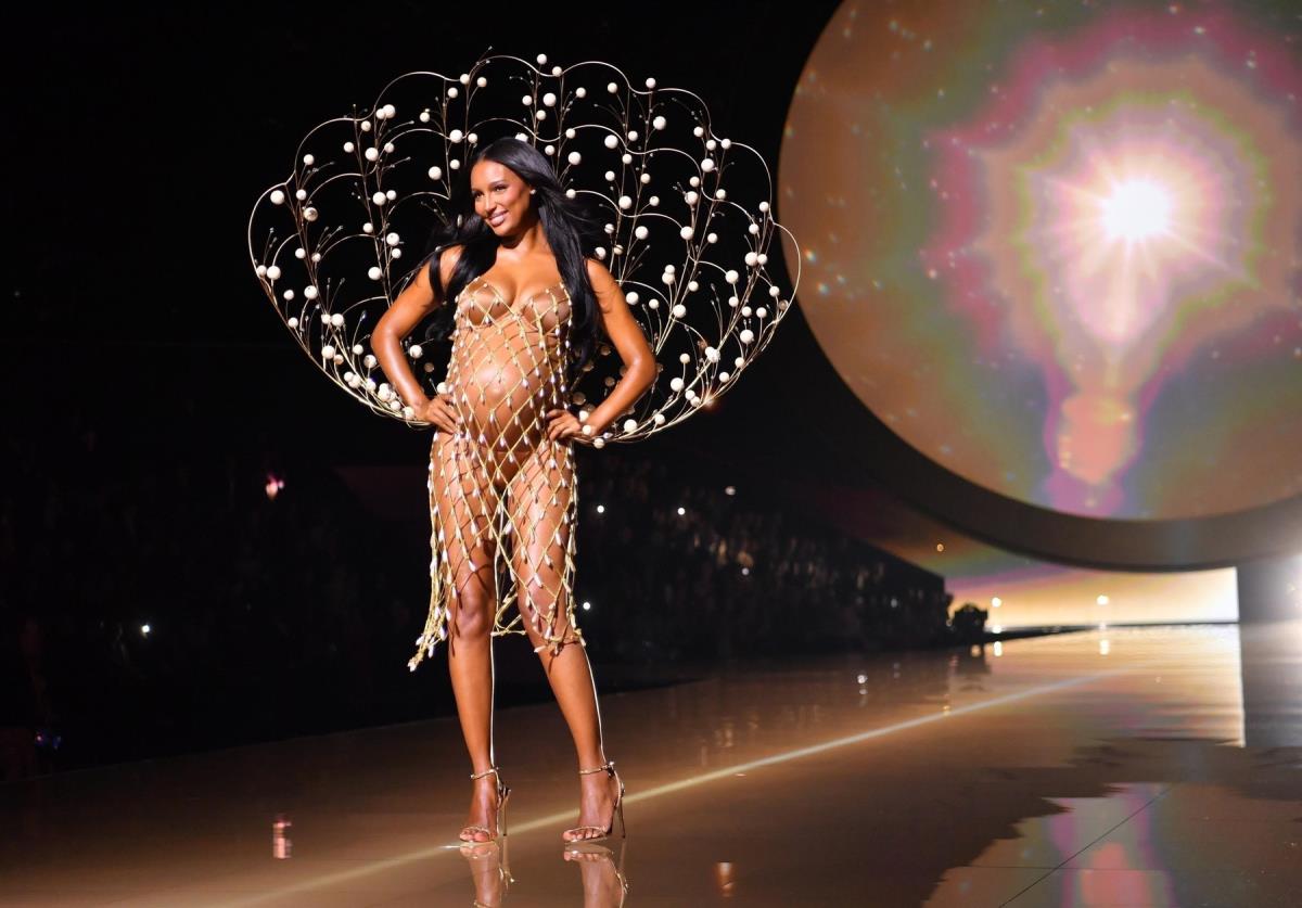 Džasmin Tuks na reviji Victoria's Secret 2025.