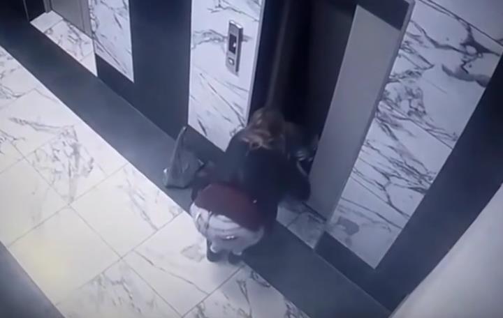 Majka vadi dete iz lifta