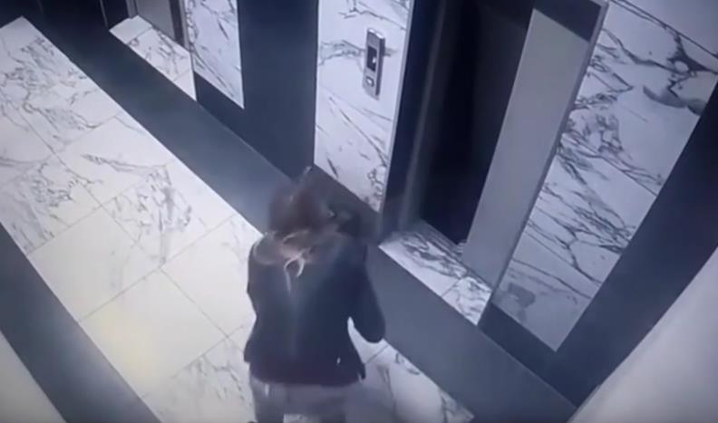 Majka vadi dete iz lifta