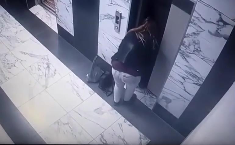 Majka vadi dete iz lifta